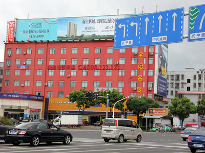 两年未拆的违章广告牌何时了结？宁波广告设计与城市治理的困局